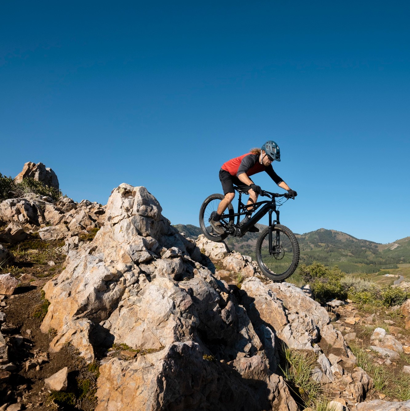 La Massana Ciclista, un segell identificatiu per enriquir l’experiència dels visitants. S’engega la primera fase del projecte, amb la col·laboració dels restaurants Les conselleres de Turisme i Dinamització Comercial, Mònica Solé i Bet Rossell, han presentat el nou projecte La Massana Ciclista, que sorgeix del Pla Cicloturístic, en el qual el Comú està treballant des de fa dos anys, conjuntament amb el sector turístic de la parròquia. Les han acompanyat les assessores del projecte, Xary Rodríguez i Cathy Labouyrie, a més de la dissenyadora del nou logotip, Jennifer Ferrer, i la cap de Turisme, Emma Jiménez. Com ha exposat la consellera Mònica Solé, des de fa molts anys la Massana s’ha convertit en la parròquia de la bicicleta: d’una banda, amb l’organització de grans esdeveniments, com la Copa del Món o els pròxims Mundials, i, d’altra banda, amb l’aplicació de les accions sorgides en el Pla de Cicloturisme, com la instal·lació d’aparcabicicletes, la creació de rutes ebike o la diversificació de zones per a la pràctica segura de la bicicleta. Ara es fa un pas endavant, amb el segell La Massana Ciclista, “un segell molt potent perquè la dissenyadora ha sabut incloure les diferents modalitats de bicicleta, amb les rodes de la bicicleta de muntanya i de carretera. Per tant, es crea una identitat única dins l’estratègia cicloturística de la Massana”, ha afirmat Solé. El segell La Massana Ciclista es veurà ben aviat en diferents suports, com un mallot (que serà el producte estrella), ampolles, gorres, bosses o guants. Però un dels objectius principals de crear aquest segell és involucrar directament els establiments de la Massana. En la primera fase, es contactarà amb tots els restaurants de la parròquia que vulguin tenir aquest distintiu, que “s’hi podran adherir de forma gratuïta, complint uns requisits, ja que l’objectiu és millorar l’experiència dels nostres visitants ciclistes”, ha afirmat la consellera Bet Rossell. Amb aquest segell, el ciclista sabrà que l’establiment els oferirà aigua i fruita, a més de disposar d’inflador de rodes i altres eines, espai per deixar les bicis i punts de càrrega d’e-bikes. També es dona l’opció als establiments perquè facin les seves pròpies promocions, com descomptes o menús especials. Solé i Rossell han remarcat que amb aquest projecte s’uneixen dos dels pilars estratègics de la Massana: el ciclisme i la gastronomia. L’assessora i ciclista, Xary Rodríguez, ha recordat que els ciclistes comencen i acaben les trobades amb un àpat i, que, per tant, amb aquest projecte s’enriquirà l’experiència de la comunitat ciclista. Es preveu que el projecte es materialitzi a finals de març, amb la col·locació dels primers distintius.