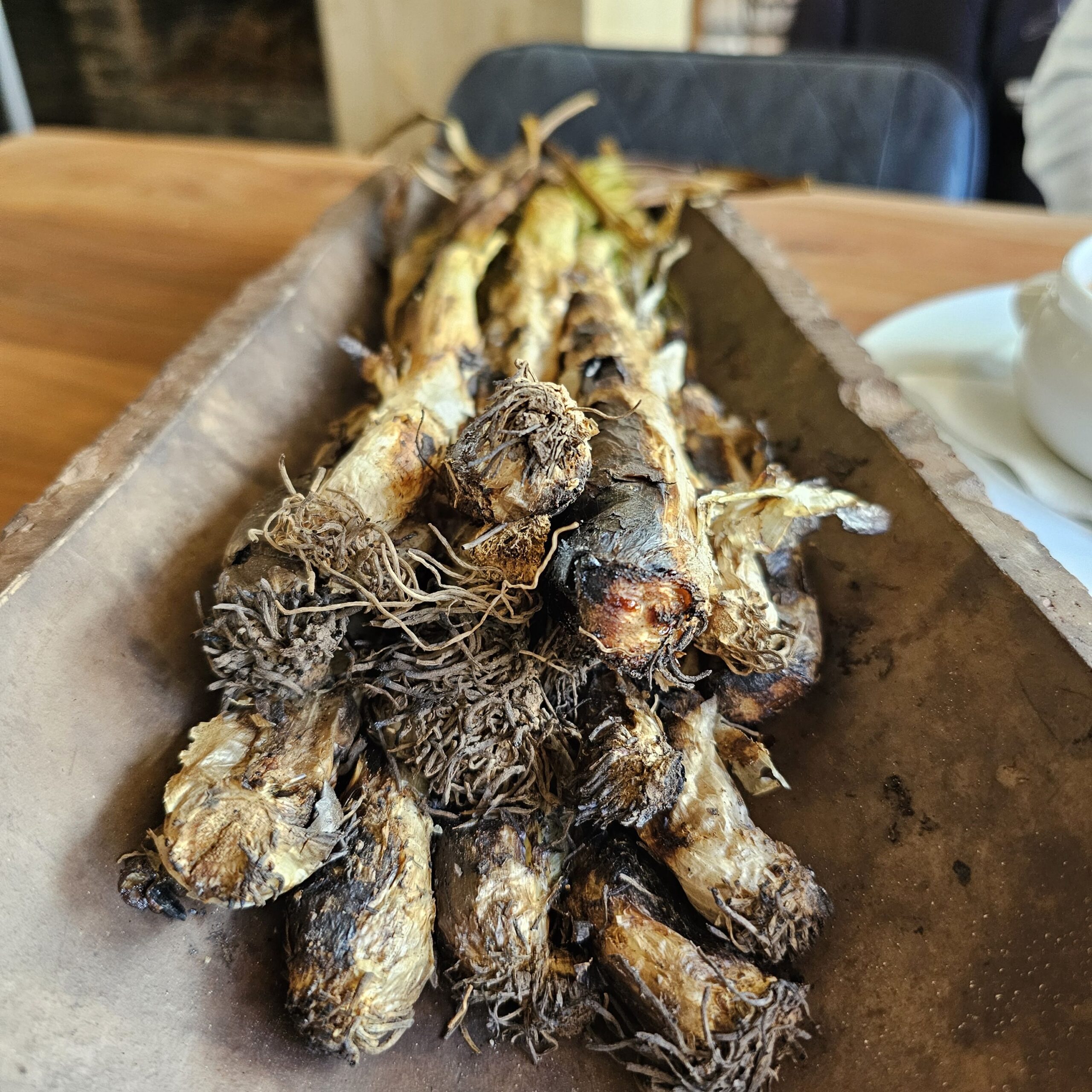 ¡Claro que vale la pena hacer un menú de «calçotada» para un grupo de deportistas en el restaurante La Torrada de Xixerella Resort! La «calçotada» es una tradición culinaria típica de Cataluña que consiste en asar cebollas tiernas llamadas «calçots» sobre una parrilla, para luego pelarlos y sumergirlos en una deliciosa salsa de tomate conocida como «salsa romesco».  Este plato es muy popular tanto en Andorra como en Catalunya y suele ser una experiencia gastronómica muy apreciada por locales y visitantes. Para un grupo de deportistas, ciclistas, futbolistas, etc., la «calçotada» puede ser una opción perfecta para recargar energías después de una jornada de ejercicio intenso.  Los calçots son ricos en fibra, vitaminas y minerales, lo que los convierte en una elección saludable y nutritiva. Además, el ambiente acogedor del restaurante La Torrada de Xixerella Resort seguro que añadirá un toque especial a la experiencia, permitiendo al grupo de deportistas o a cualquier grupo sea familiar o empresarial, disfrutar de una comida reconfortante en un entorno encantador. En resumen, organizar un menú de «calçotada» para un grupo de deportistas, familias o empresas en el restaurante La Torrada de Xixerella Resort sería una excelente idea. No solo podrán deleitarse con un plato típico del Principado de Andorra, sino que también tendrán la oportunidad de disfrutar de un momento de relax y camaradería en un lugar único. ¡Seguro que será una experiencia inolvidable para todos los participantes!