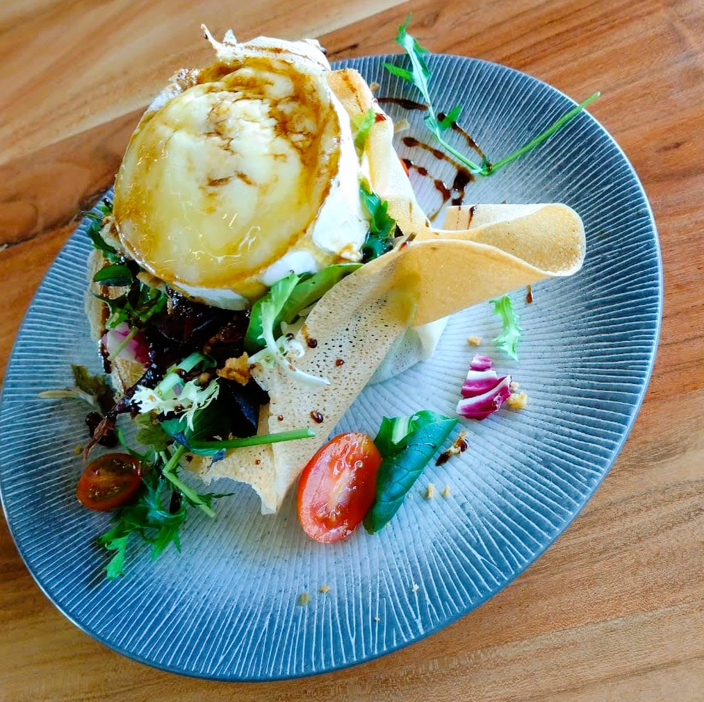 La ensalada de queso de cabra del Restaurant La Torrada en Xixerella Resort es un plato que no te puedes perder si visitas ese lugar. Con una combinación perfecta de sabores y texturas, esta ensalada es una delicia para los amantes de la gastronomía. El queso de cabra, con su sabor suave y cremoso, se mezcla a la perfección con los frescos vegetales y aderezos cuidadosamente seleccionados. Cada bocado es una explosión de sabores que te hará querer volver a La Torrada a por más. Además de ser una opción deliciosa, la ensalada de queso de cabra también es una alternativa saludable y equilibrada. Los vegetales frescos aportan vitaminas y minerales esenciales, mientras que el queso de cabra agrega proteínas de alta calidad. Esta combinación hace de esta ensalada una opción perfecta para disfrutar de una comida deliciosa y nutritiva al mismo tiempo. No dudes en probarla en tu próxima visita a Restaurant La Torrada en Xixerella Resort, ¡seguro que no te arrepentirás!