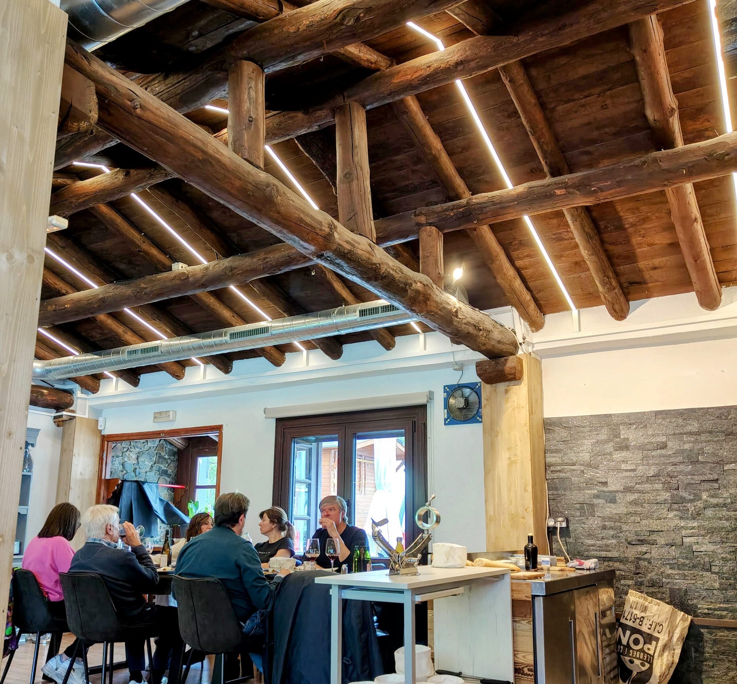 La Torrada es un restaurante acogedor ubicado en la Carretera de Pal, dentro del Xixerella Park, en Xixerella, La Massana, Andorra. Aquí tienes los detalles: