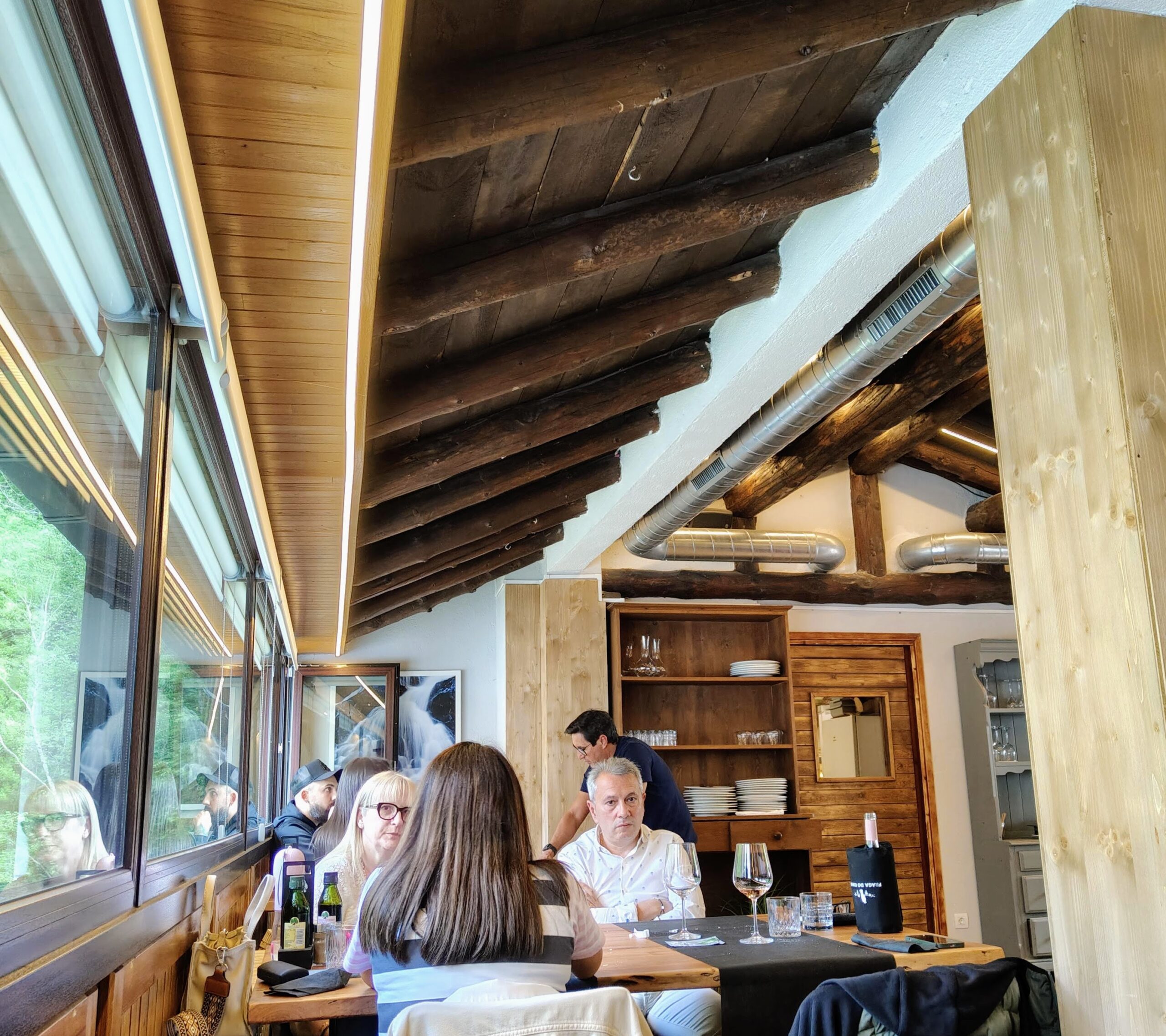 La Torrada es un restaurante acogedor ubicado en la Carretera de Pal, dentro del Xixerella Park, en Xixerella, La Massana, Andorra. Aquí tienes los detalles: